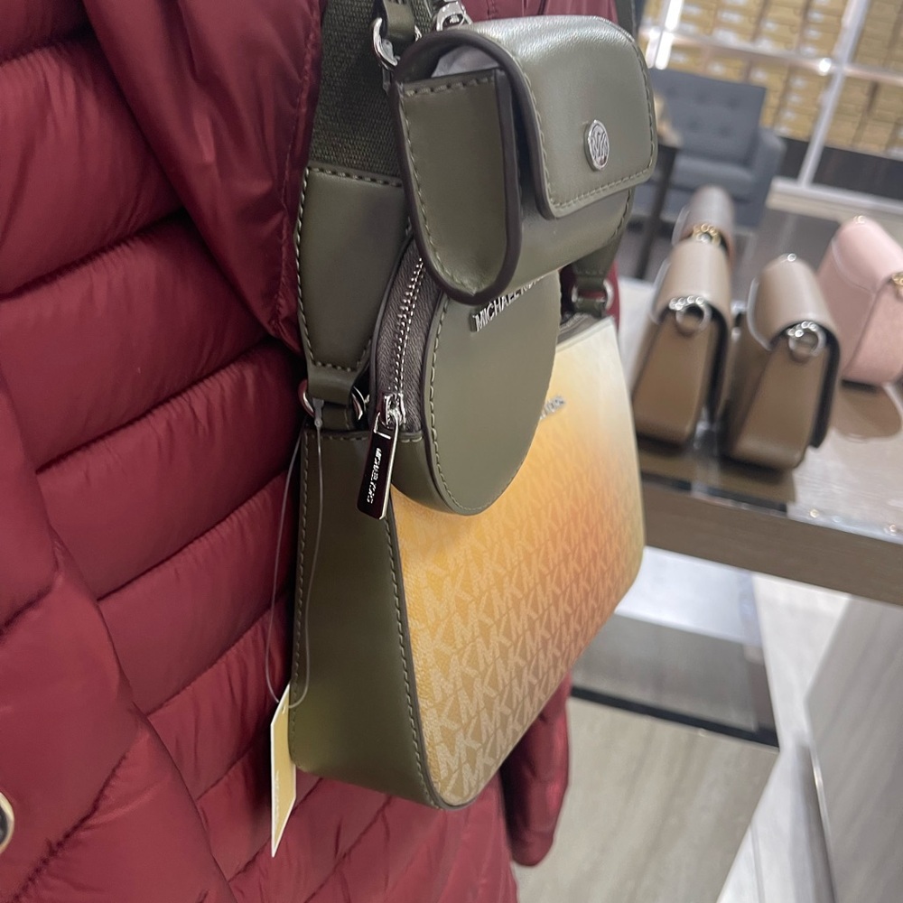 MICHAEL KORS Jet Set Sm Ombré Signature Logo Crossbody Case Apple Airpods Pro® - Picture 10 of 16